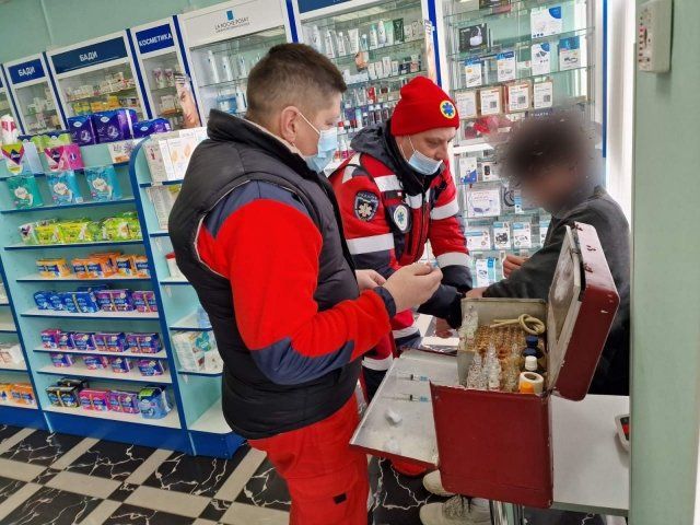 В Ужгороде медики скорой спасали парня прямо в аптеке 