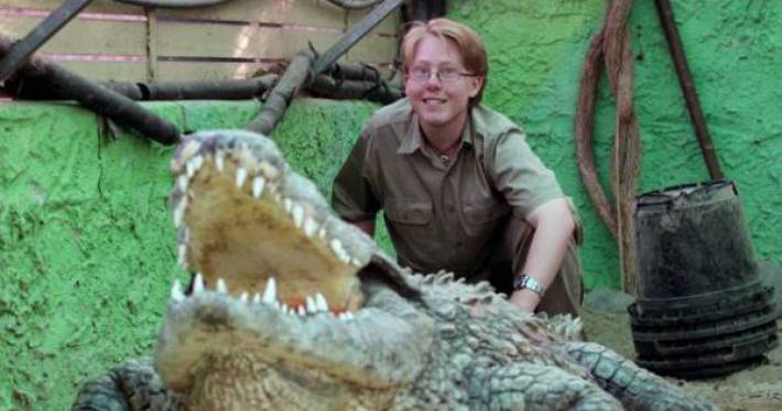 Это Джимми Олсен - 24-летний парень, который попытался заняться этим с аллигатор