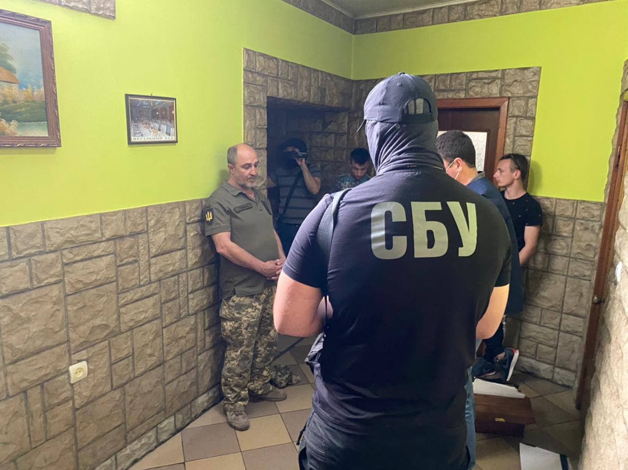 В Закарпатье работник военкомата помогал призывникам откосить от армии за 3000$