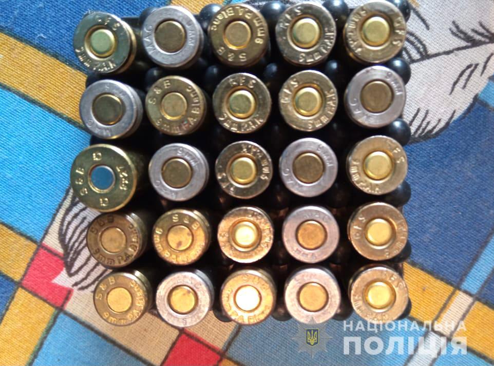 В Закарпатье обыск дома бандита привел полицию к устрашающему арсеналу оружия