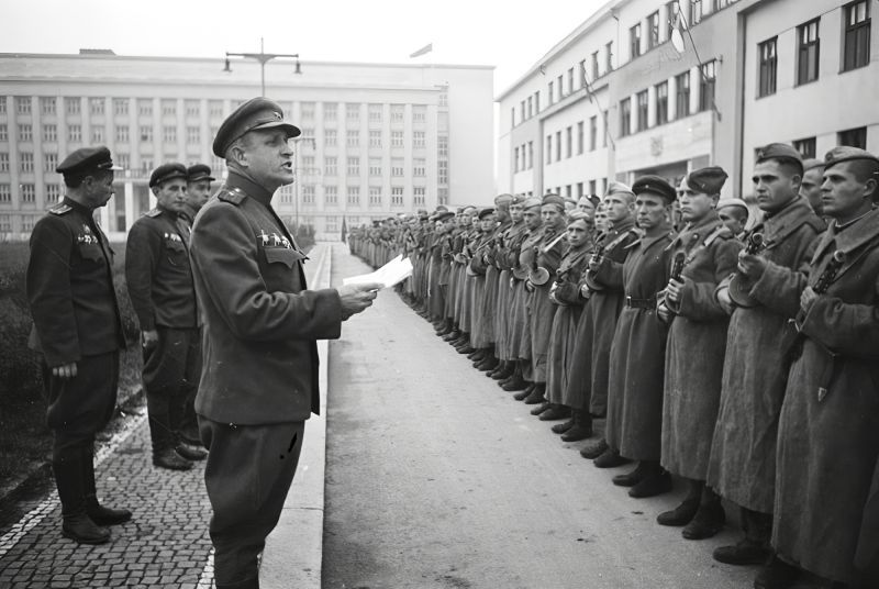 Бойцы Красной армии освободившие Ужгород на площади Народной 