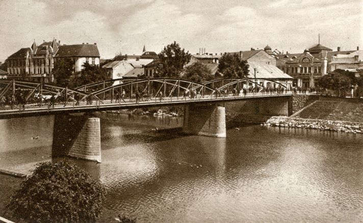Пешеходный мост в Ужгороде 100 лет назад, на открытке из комплекта "Podkarpatská Rus"