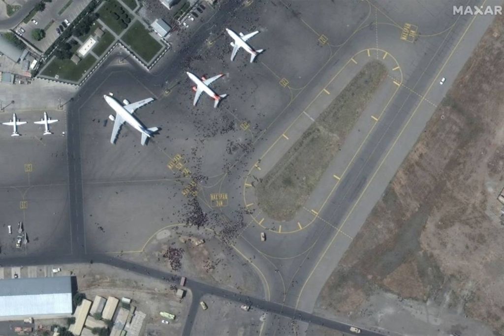 В аэропорту Кабула паника и давка, тысячи людей пытаются сесть на самолет из Афганистана