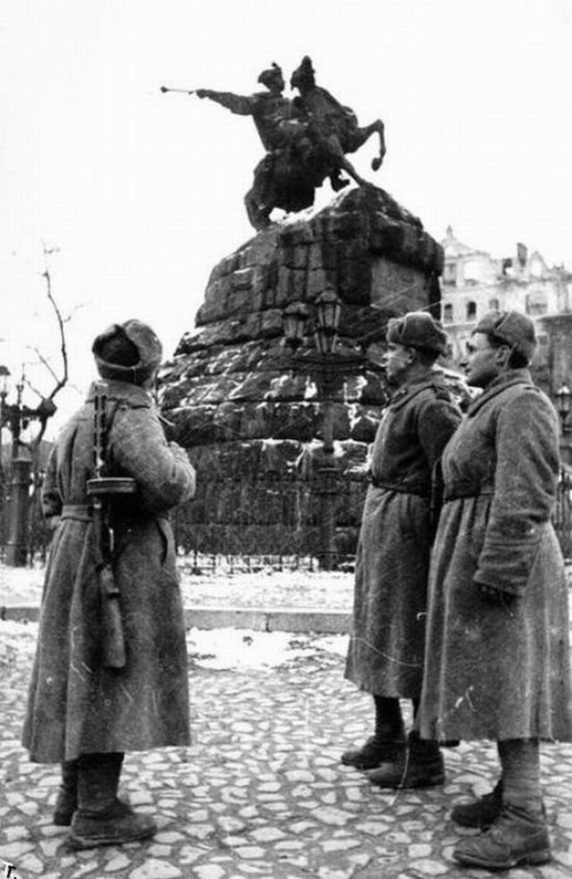 Поздравляем с Днем освобождения Киева от немецко-фашистских захватчиков!