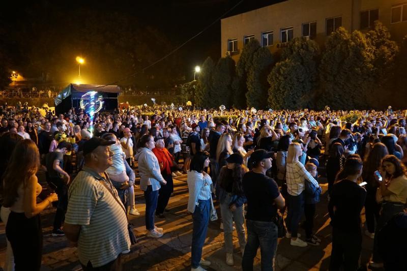 Вечер в Ужгороде был не менее интересным. На площади Почтовой выступили такие известные закарпатские группы, как "Вандор", "Рокаш" и "Анка".