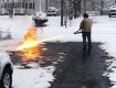 Американець Натаніель Каплінгер бореться зі снігом за допомогою вогнемета