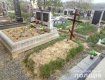 Поліція Закарпаття затримала жінку за наругу над могилою в Мукачево