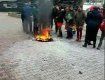 Закарпаття. Роми палили шини перед райдержадміністрацією у Великому Березному