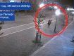 В Ужгороді людина з лопатою громила магазини і авто, а потім "полетіла" з моста (ВІДЕО)