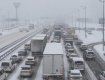 Сложная ситуация на дорогах Киева из-за сильного ночного снегопада