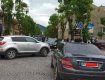 У місті на Закарпатті — дорожня аварія за участі припаркованого легковика та автомобіля з "шашечками"