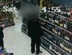 Ни стыда, ни совести: в Закарпатье видеокамеры в супермаркете запечатлели возмутительную кражу
