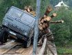 Между Закарпатьем и Франковщине на мостопереходе над рекой "не удержался" загруженный древесиной грузовик