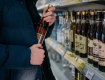 "Работал" на износ: В Закарпатье на краже элитного алкоголя из маркета поймали "рецидивиста"