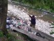 В Синевире очевидцы сняли, как мужик сгружает в речку целый прицеп мусора