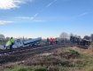 В Венгрии поезд столкнулся с грузовиком, сошел с рельсов и рухнул в кювет, погибли люди