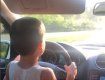 Блогер из Житомира разрешил ребенку 7 лет управлять авто на скорости 100 км/ч