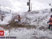 Рабочие даже сами не знают, зачем косят сорняки в снеге по колено на Закарпатье 
