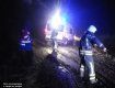 В Закарпатье забуксовавшую в грязи "скорую" вытаскивали спасатели