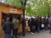 Киевский Подол, в этих будках ежедневно угощают бесплатным обедом
