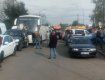 Очередь из полутора сотен автомобилей и автобусов "заклинила" проезд на украинском-венгерской границе