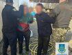 В Закарпатье на границе вооруженные переправщики избили пограничника 