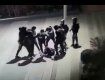 В сети появилось видео с камеры наблюдения, на котором банда жестоко избивает Юрия