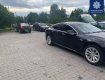 В Ужгороде водитель Tesla "сюрпризу" на парковке не обрадовался