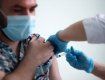 Украина ввела бустерную дозу вакцины против коронавируса: Кто в списке