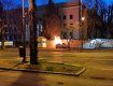 В столице Румынии автомобиль протаранил ограждение посольства РФ и загорелся