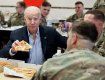 Байден поел пиццу с американскими военными в Польше 