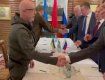 Члены делегаций РФ и Украины на переговорах при встрече пожали друг другу руки