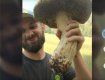 Больше его головы: Парень из Закарпатья похвастался в соцсетях найденным грибом-гигантом
