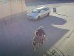 В Мукачево ромка на велосипеде выхватила телефон у студентки 