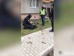 В Закарпатье люди с окном наблюдали за захватывающей картиной: Мужчину повалили на землю несколько полицейских
