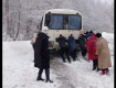 ЧП в Закарпатье: Толпа женщин толкала автобус, застывший над обрывом