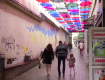 В Закарпатье вандалы изуродовали аллею с зонтиками