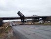 Жесткая авария в Донецкой области: Камион «поскользнулся» и чудом завис на мосту