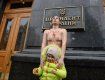 В Киеве Femen выступили голой грудью против воинского учета для женщин 