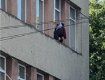 В Ужгороде отчаянная женщина без страховки мыла окна на немалой высоте 