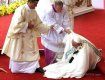 Папа Римский Франциск споткнулся на ступеньках и упал