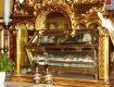 Мощи Св. Валентина хранятся в специальном прозрачном саркофаге в правом притворе церкви
