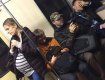 Беременная девушка стояла в вагоне метро, а возле нее сидели трое мужчин