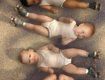 Ролик показывает катающихся на роликах младенцев