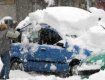Ужгородцы не успевают расчищать свои автомобили от "снежного плена"