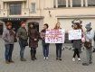 На Театральній в Ужгороді протестували проти знущання над тваринами