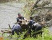 Спасатели расчистили реку Уж от приплывшего в город дерева