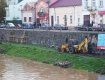 В Ужгороде продолжается ремонт подпорной стенки на реке Уж