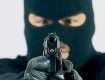 В Ужгороде грабитель нагло отобрал мобилку у парня, угрожая пистолетом