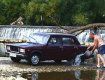 В Ужгороде река Уж настолько обмельчала, что приходится мыть машину в Невицком